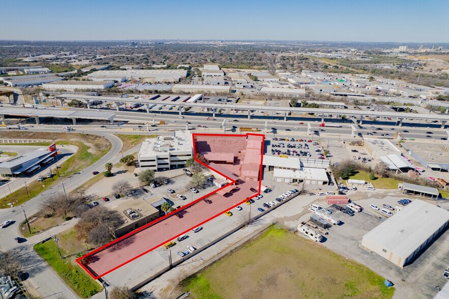 More Photos Of 9600 N I-35, San Antonio Showroom For Lease