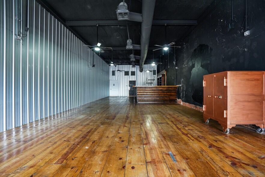 More Photos Of 75 N Waco St, Hillsboro General Retail For Lease