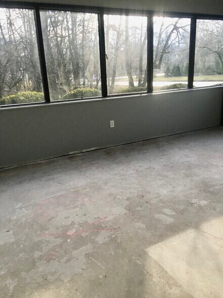 More Photos Of 69 Readington Rd, Branchburg Showroom For Lease