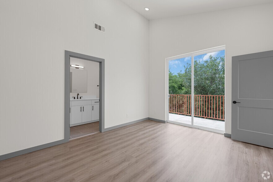 More Photos Of 3981-4001 Roseland Ave, Dallas Apartments For Sale