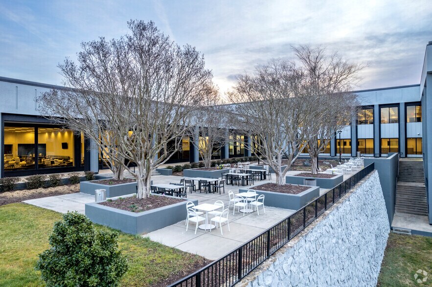 More Photos Of 401 McCullough Dr, Charlotte Office For Sale