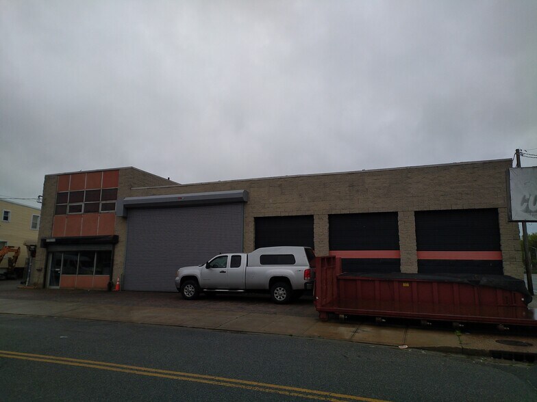 More Photos Of 101 E Sunrise Hwy, Freeport Warehouse For Lease