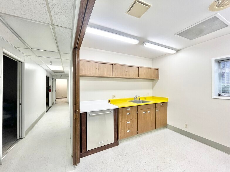 More Photos Of 408 Sunrise Ave, Roseville Storefront Retail Office For Sale