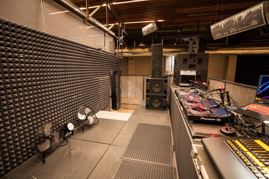 More Photos Of 505 E 7th St, Austin Freestanding For Sale