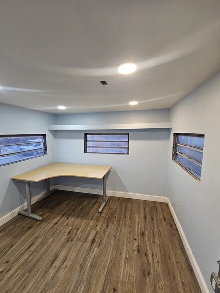 More Photos Of 100 Business St, Hyde Park Unknown For Lease