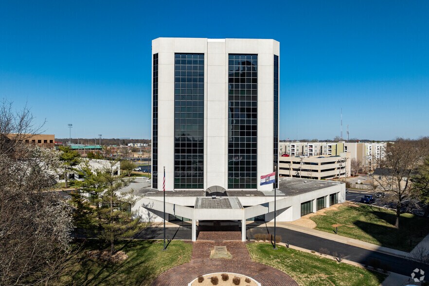 More Photos Of 300 John Q. Hammons Pky, Springfield Office For Lease