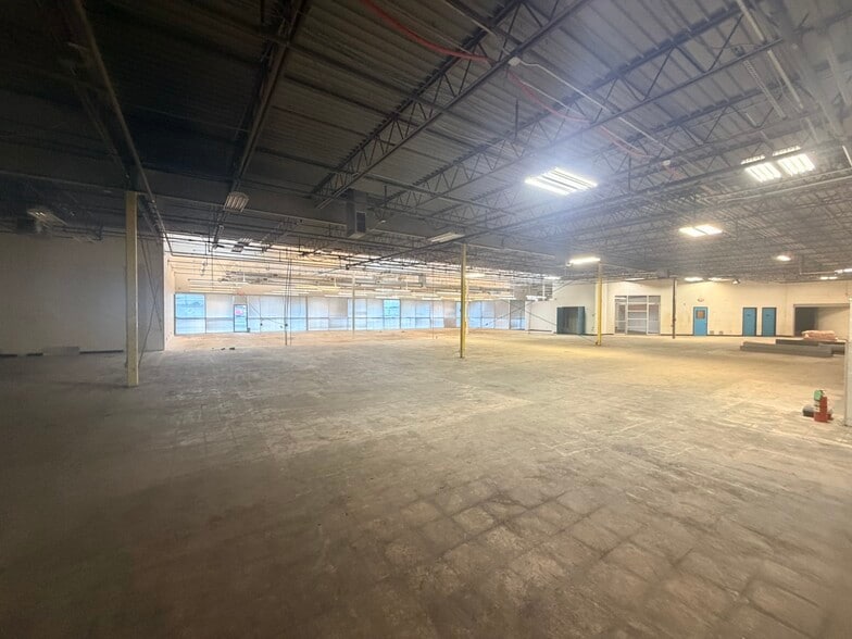 More Photos Of 9797-10161 E Admiral Pl, Tulsa Showroom For Lease