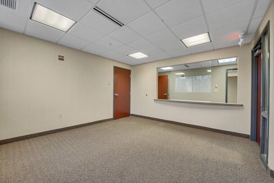 More Photos Of 21 Laurel Ave, Cornwall Medical For Lease