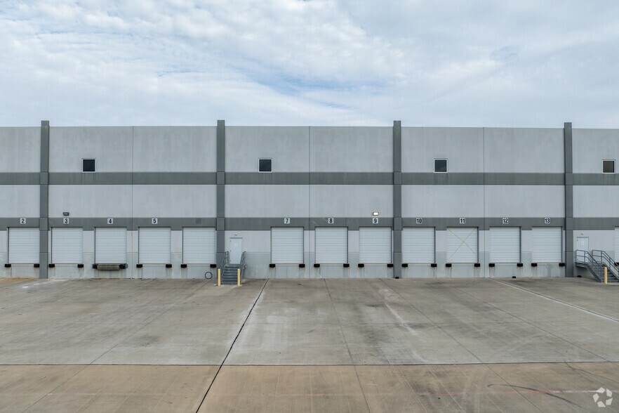 More Photos Of 1203 Thompson Park Dr, Baytown Distribution For Lease