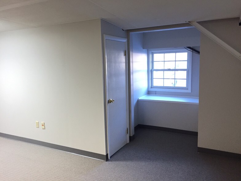 More Photos Of 7800 Laurel Ave, Madeira Medical For Lease
