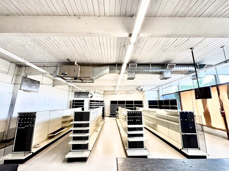 More Photos Of 1012 Commercial St NE, Salem Freestanding For Lease