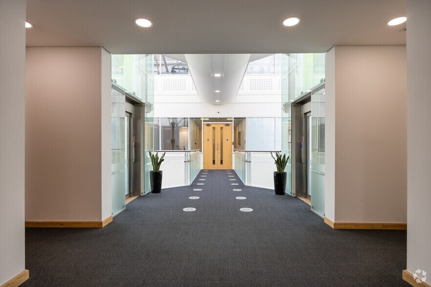 More Photos Of 2 Arlington Sq, Bracknell Coworking Space