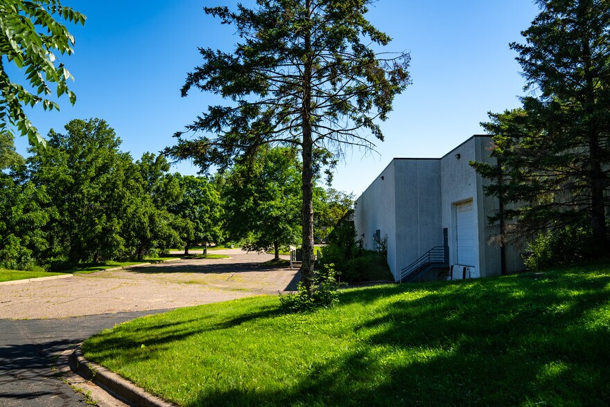 More Photos Of 400 Commerce Ct, Vadnais Heights Manufacturing For Sale