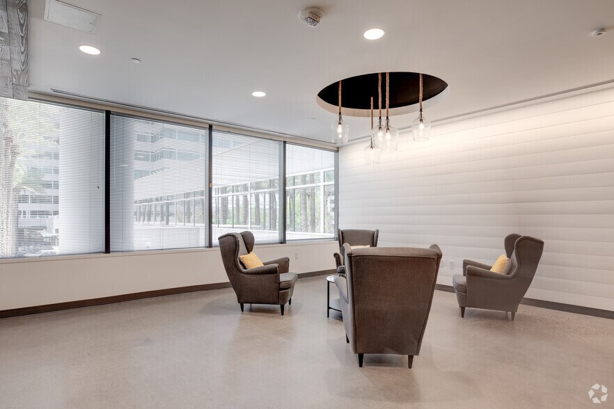 More Photos Of 2325 E Camelback Rd, Phoenix Office For Lease