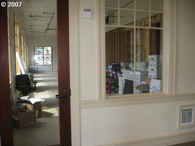 More Photos Of 1495 NW Garden Valley Blvd, Roseburg Office For Lease