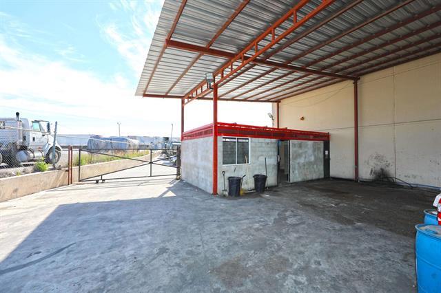More Photos Of 301 Grand Central Blvd, Laredo Warehouse For Lease