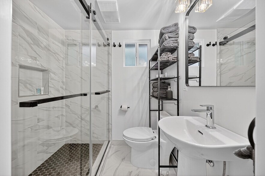 More Photos Of 218 Venice Way, Venice Multifamily For Sale