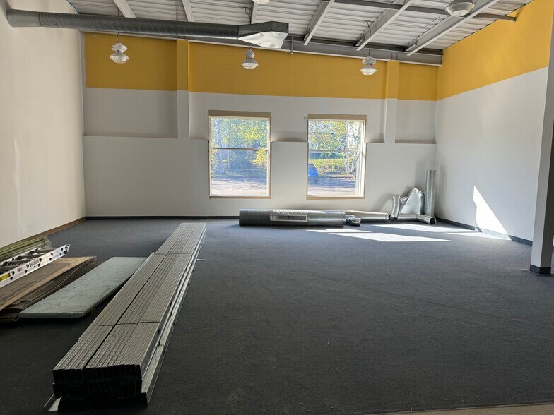 More Photos Of 16 Rue Saint-Paul O, Sainte-agathe-des-monts Healthcare For Lease