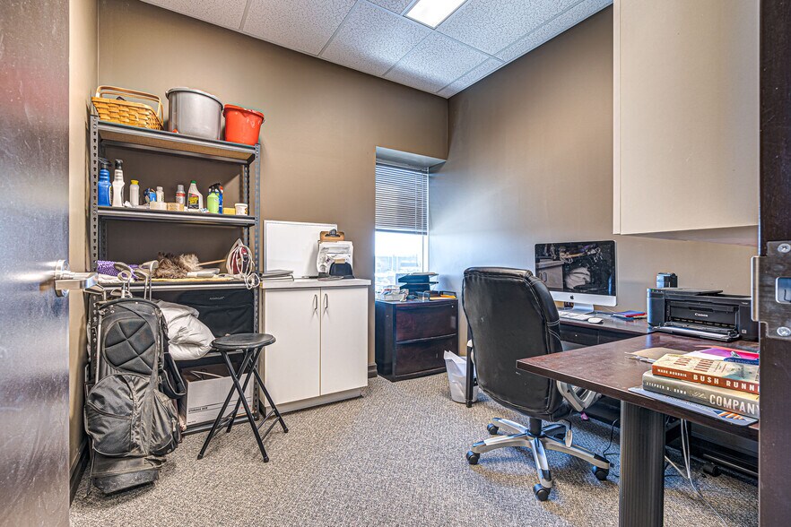 More Photos Of 2602 50 Av, Lloydminster Showroom For Sale