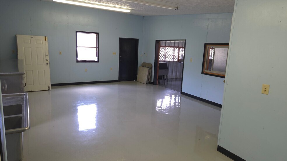 More Photos Of 22504 Highway 105, Cleveland Flex For Lease