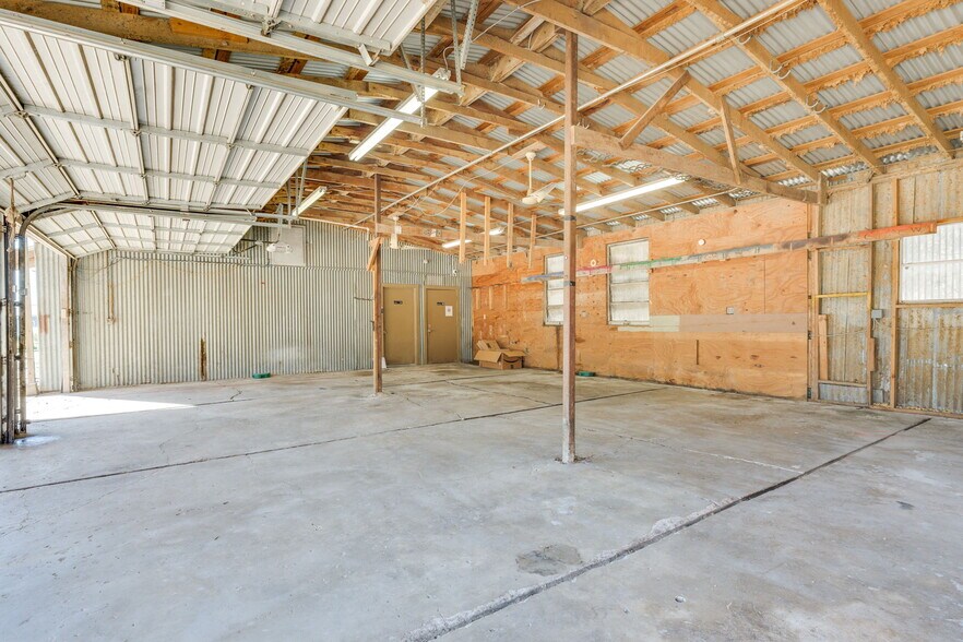 More Photos Of 7310 Sherwood Rd, Austin Flex For Lease