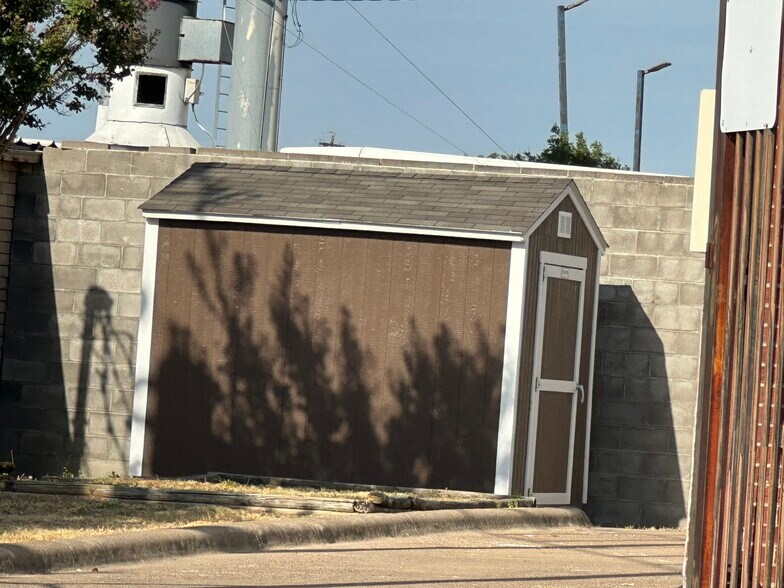 More Photos Of 5747-5757 Samuell Blvd, Dallas Unknown For Lease