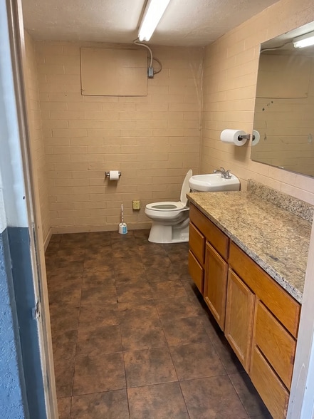 More Photos Of 33 S Alma School Rd, Mesa Auto Repair For Lease