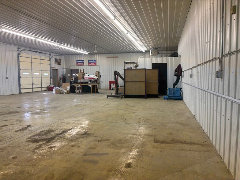 More Photos Of 717 27th St SE, Minot Flex For Lease