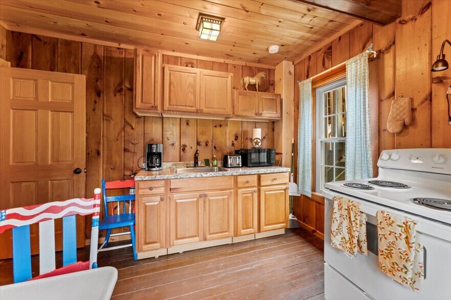 More Photos Of 746 Howe Rd, Lake Luzerne Hotel For Sale