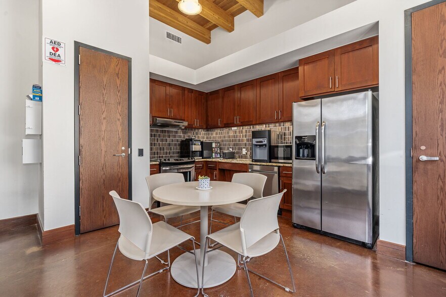 More Photos Of 6150 Sherry Ln, Dallas Office Residential For Sale