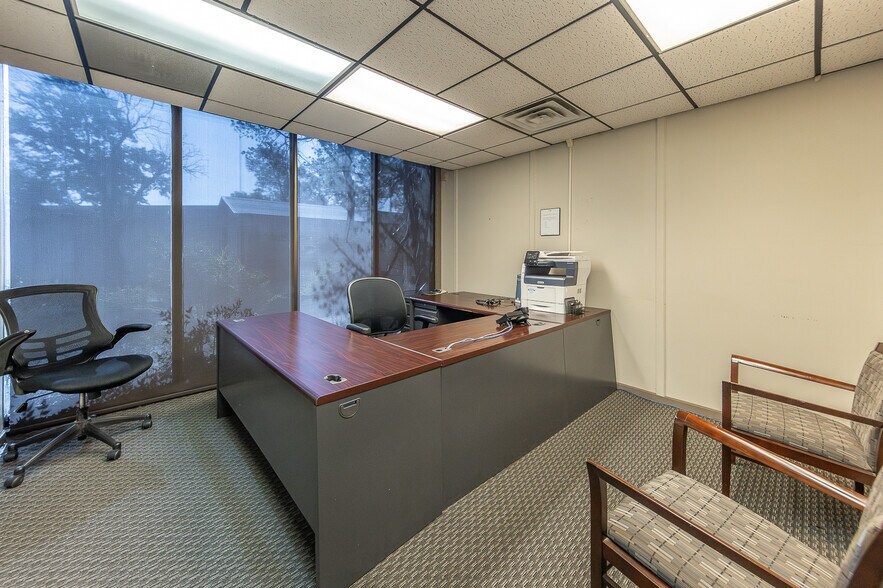 More Photos Of 2599 74th St, Lubbock Office For Sale