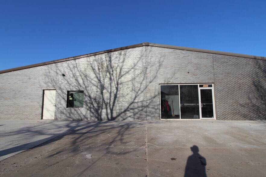 More Photos Of 1302 Lindsey Plaza Dr, Norman Warehouse For Lease