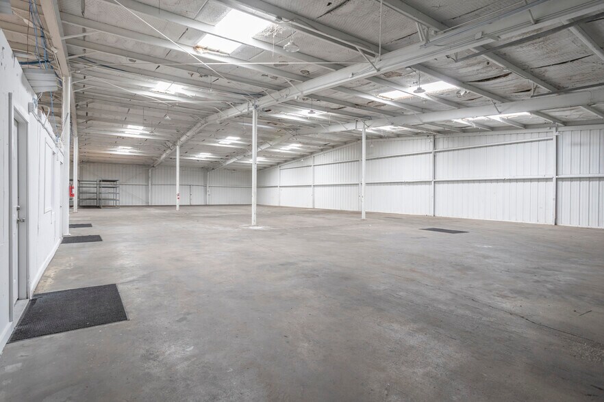 More Photos Of 6361 Singleton Blvd, Dallas Warehouse For Lease
