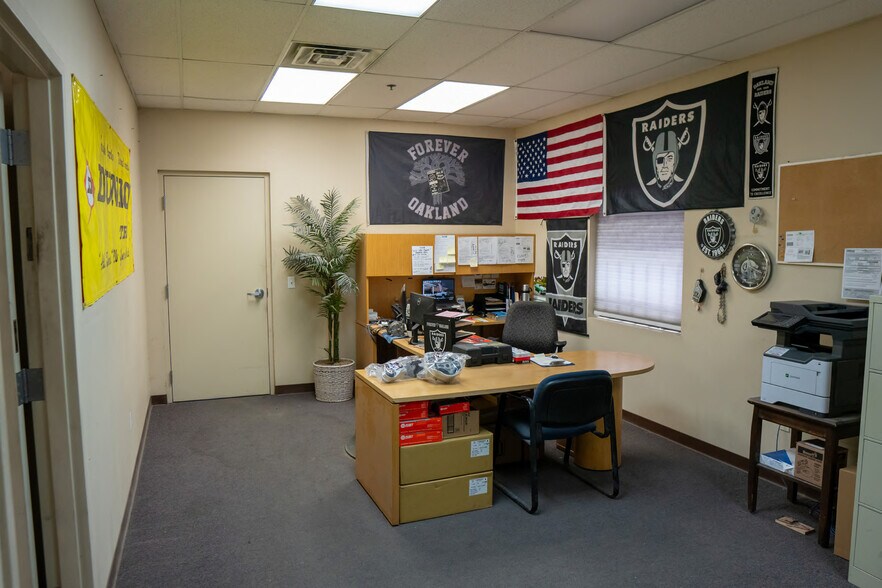 More Photos Of 3750 W Indian School Rd, Phoenix Warehouse For Lease