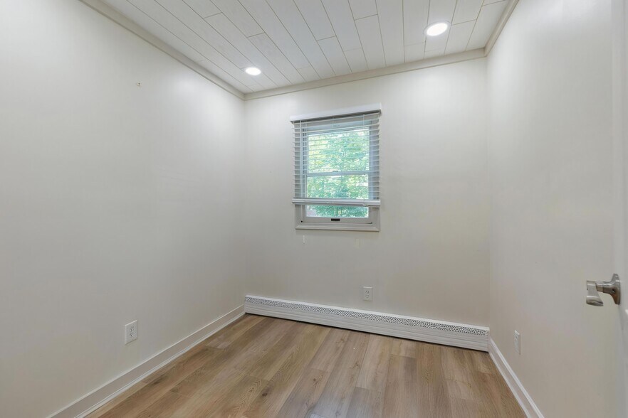 More Photos Of 256 N Wellwood Ave, Lindenhurst Office For Lease