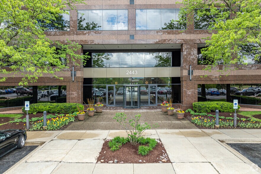 More Photos Of 2443 Warrenville Rd, Lisle Office For Lease
