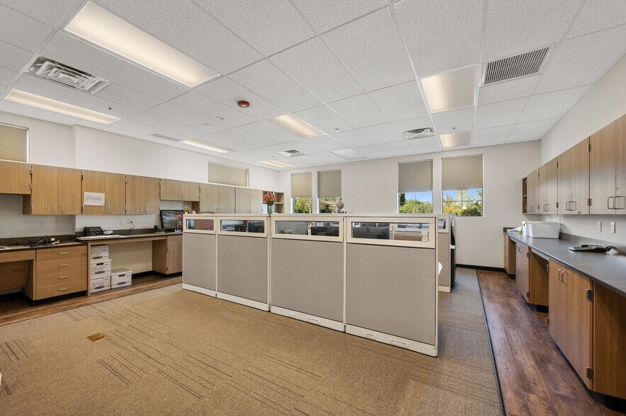 More Photos Of 3207 Lakeside Vlg, Prescott Office For Sale