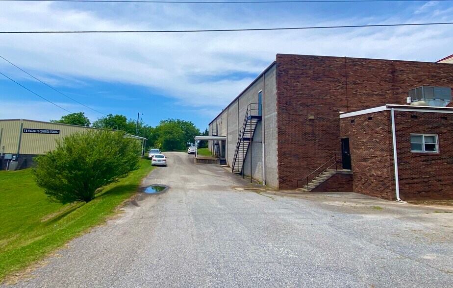 More Photos Of 3351 Hickory Blvd, Hudson Freestanding For Sale