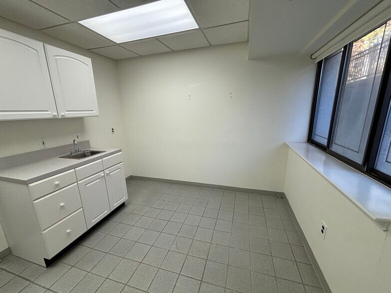 More Photos Of 52 Elm St, Huntington Medical For Lease
