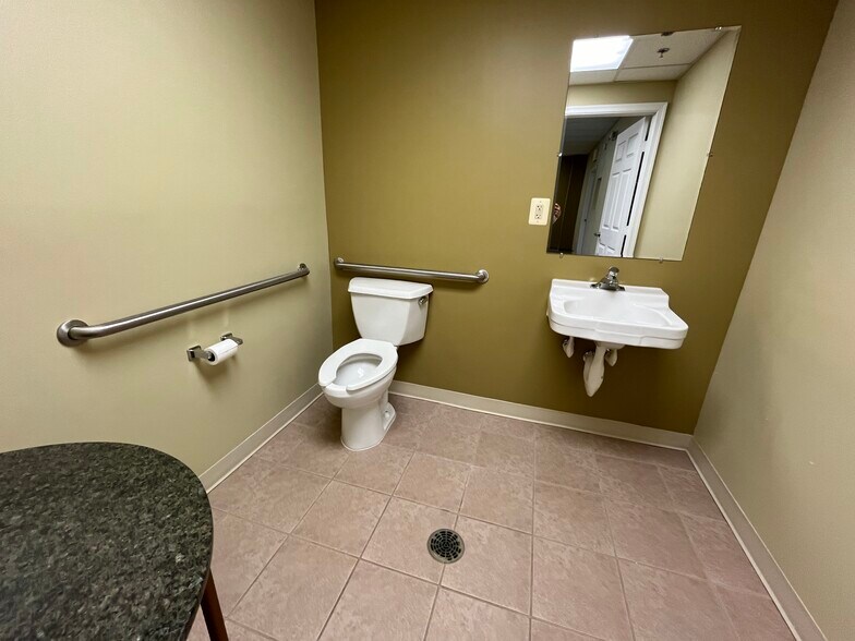 More Photos Of 8982-9050 Hornbaker Rd, Manassas Warehouse For Lease