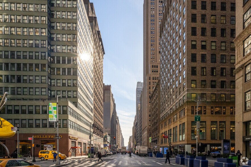 More Photos Of 525 Seventh Ave, New York Office For Lease