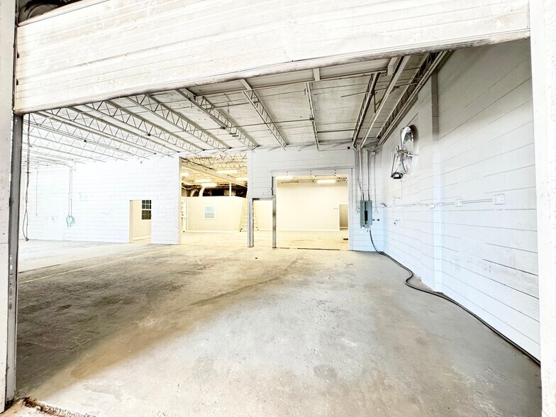 More Photos Of 3160 N 46th Ave, Saint Petersburg Warehouse For Sale