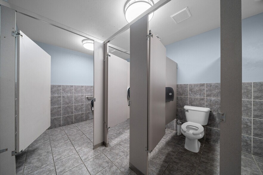 More Photos Of 1056 NE 16th St, Ocala Industrial For Lease