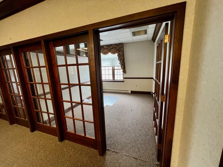 More Photos Of 565 Baltimore Pike, Avondale Bank For Lease