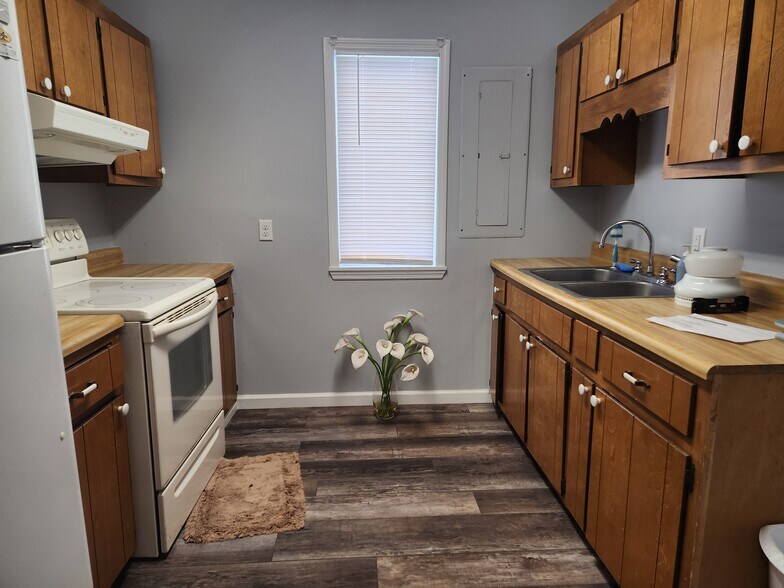 More Photos Of 1563 W Cherry St, Jesup Office For Sale