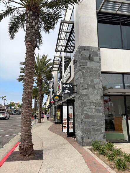 More Photos Of 401 Main St, Huntington Beach Storefront Retail Office For Lease