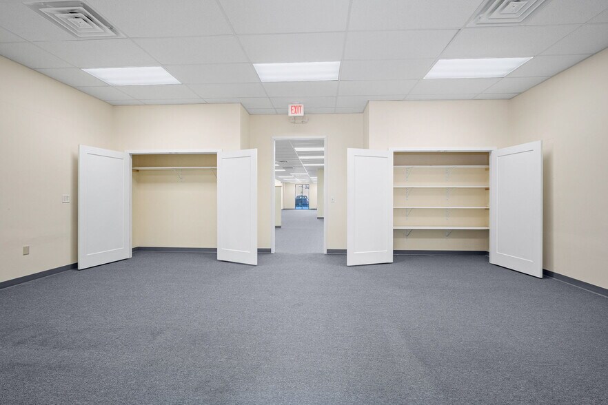 More Photos Of 5500 NW Johnston Dr, Johnston Flex For Lease