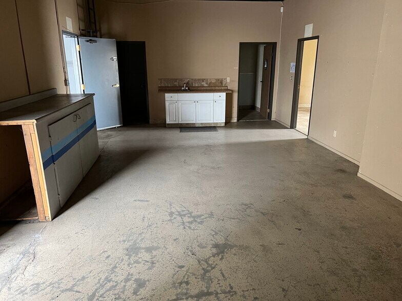 More Photos Of 570 Central Ave, Lake Elsinore Distribution For Sale