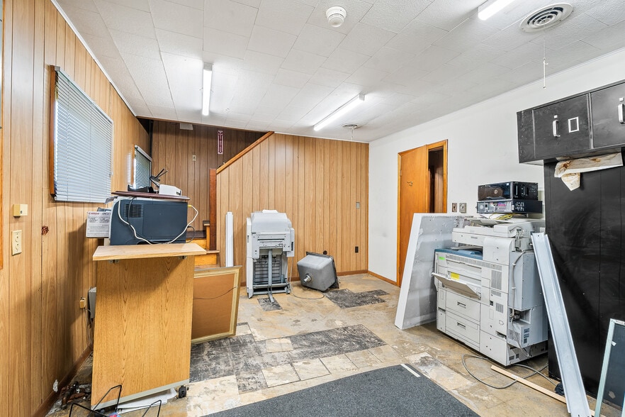 More Photos Of 555 Country Club Rd, Dallas Warehouse For Sale