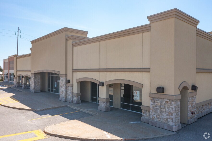 More Photos Of 35 Mapleview Dr W, Barrie Unknown For Lease